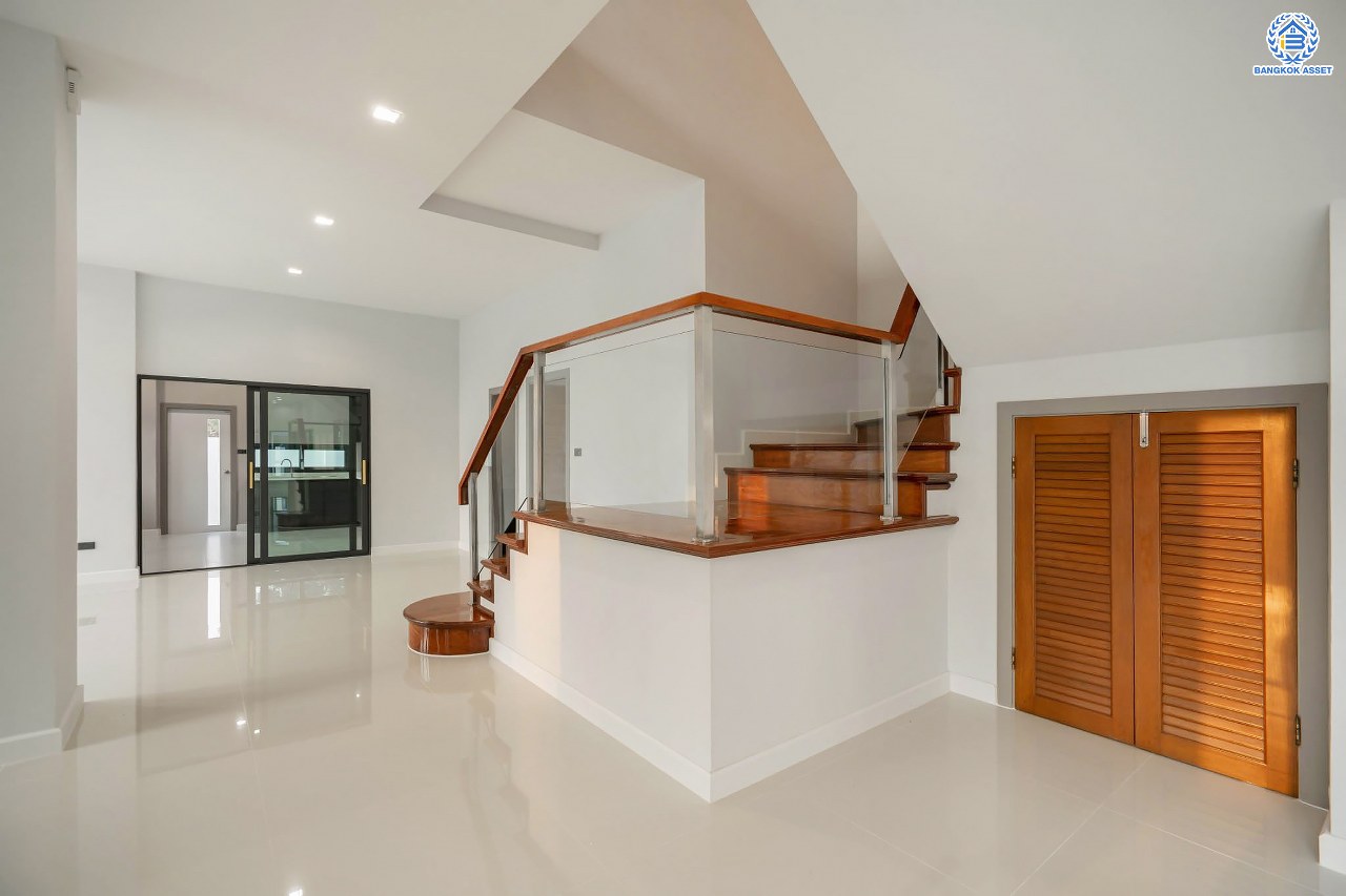 บ้านมือสองตกแต่งใหม่ โครงการ กฤษดานคร20 ปิ่นเกล้า-บรมราชชนนี บ้านหลังมุม ติดทะเลสาบ บนเนื้อที่กว้างมากถึง 238 ตร.ว. ตกแต่งด้วยวัสดุเกรดพรีเมี่ยม ฟังก์ชัน 5 ห้องนอน 6 ห้องน้ำ 1 ห้องอเนกประสงค์ 4 ที่จอดรถ พร้อมทั้งเปลี่ยนระบบไฟฟ้า สุขาภิบาล ทำเลศักยภาพ ติดถนนบรมราชชนนี ใกล้มหาวิทยาลัยมหิดล และเพียง 10 นาทีถึงเซ็นทรัล ปิ่นเกล้า